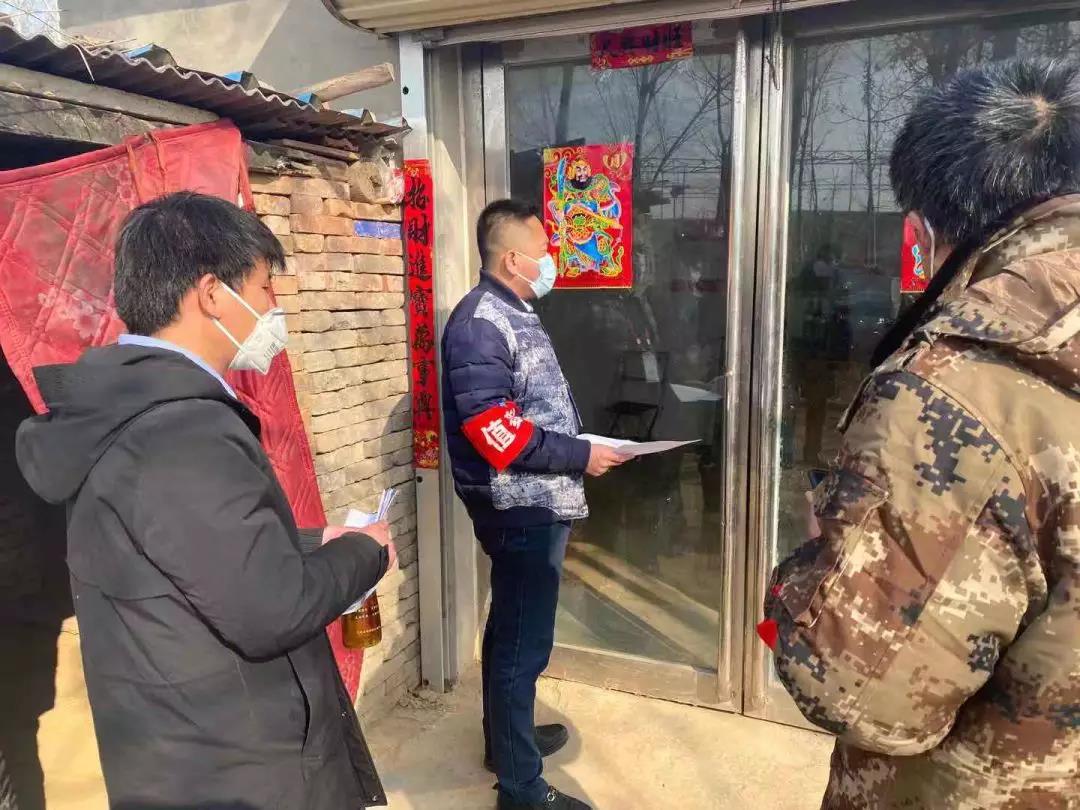 2月12日,桑村乡人民政府乡长申亮亮到回木村了解隔离人员的状况,并向隔离人员表达党委政府的关怀与关爱,帮助他们度过一个温暖的隔离期。